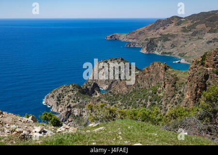 Vogelperspektive Blick über Antiochia Ad Cragum Bay mit Bergen bedeckt von immergrünen Pflanzen und Bananenplantagen Abstieg zum Meer Stockfoto