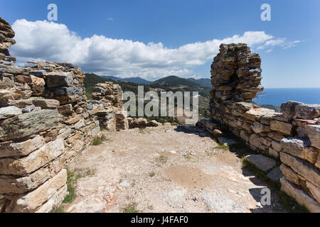 Ruinen der historischen, archäologischen und natürlichen Ort Antiochia Ad Cragum mit Resten des alten Gebäudes in Schärfe und Berg dahinter verschwommen Stockfoto