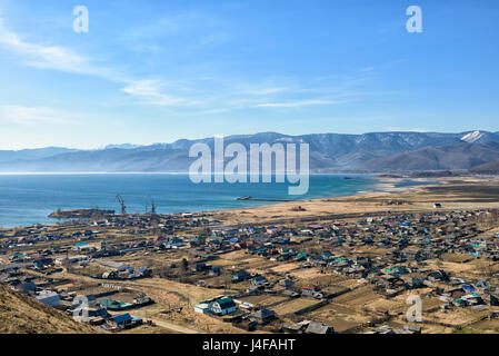 Südufer des Baikalsees, Chamar-Daban Reichweite und Dorf Kultuk. Irkutsker Gebiet. Russland Stockfoto