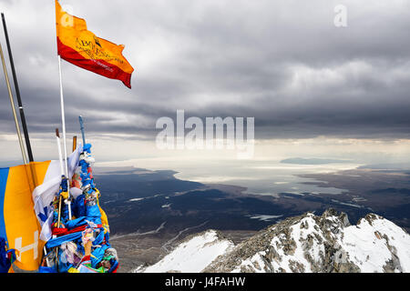 MUNKU-SARDYKS, Russisch-MONGOLISCHEN Grenze - 29. April 2017: See Hubsugul und Scheitelpunkt tour Munku-Sardyks. Blick vom Gipfel nach Süden. Bedeckt. Böiger wind Stockfoto