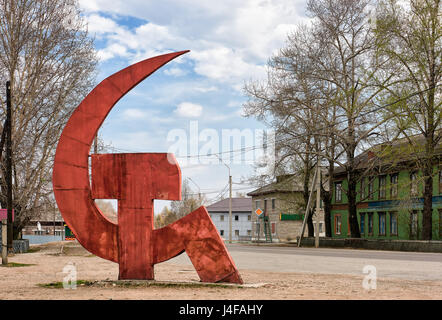 KYREN, Burjatien, Russland - April 30,2017: Kranken und Hammer Denkmal. Symbol für die Einheit der Arbeiter und Bauern. Staatliche Wappen der Sowjetunion und Kommunist Stockfoto