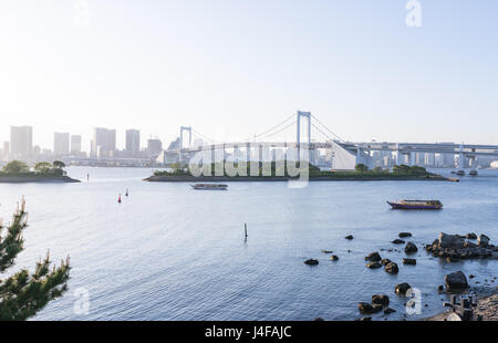 2. Dezember 2017, einen Blick auf die Rainbow Bridge in der Bucht von Tokio. Stockfoto