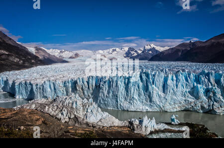 Ansicht der Perito-Moreno-Gletscher mit den Resten der Brücke im Vordergrund, Nationalpark Perito Moreno, Argentinien Stockfoto