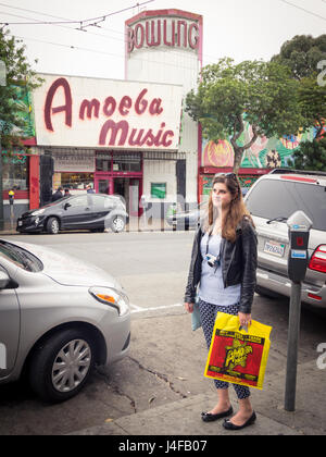 Ein Musik-Fan außerhalb der Amoeba Music (Amoeba Records) Store auf der Haight Street in Haight-Ashbury District von San Francisco, Kalifornien. Stockfoto