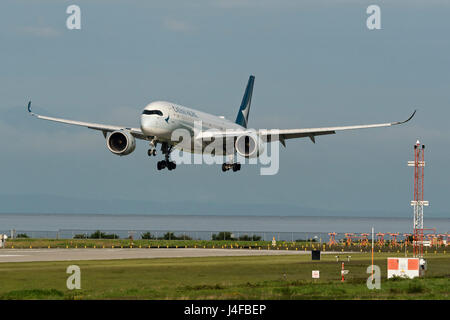 Cathay Pacific Airways Flugzeug Flugzeug Airbus A350 (A350-900) Landung Vancouver International Airport Stockfoto
