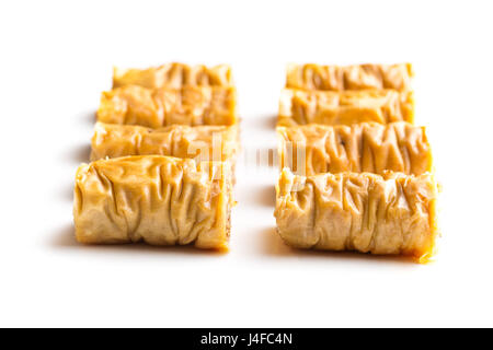 Süße Nachspeise Baklava isoliert auf weißem Hintergrund. Stockfoto
