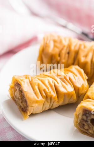 Süße Nachspeise Baklava auf weißen Dessertteller. Stockfoto