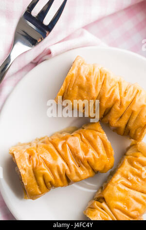 Süße Nachspeise Baklava auf weißen Dessertteller. Ansicht von oben. Stockfoto