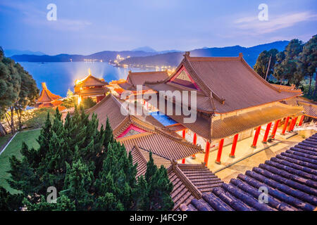 Nachtaufnahme von Wen Wu Tempel am Sonne-Mond-See in Nantou, Taiwan Stockfoto