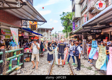 Nicht identifizierte Personen besuchen Sie Shifen Old Street Bereich Pingxi Bezirk. Stockfoto