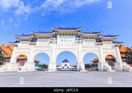 Torbogen von Chiang Kai Shek Memorial Hall, Tapiei, Taiwan. Die Bedeutung des chinesischen Textes auf den Torbogen ist "Platz der Freiheit". Stockfoto