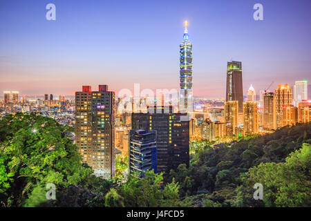 Taipei, Taiwan Stadt Skyline bei Sonnenuntergang aus Sicht des Taipei City, machen Sie eine Wanderung auf den Gipfel des Elephant Mountain Stockfoto