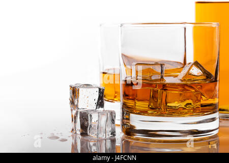 Whiskeyglas mit Eis auf weißem Hintergrund Stockfoto