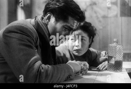 Yoidore Tenshi Drunken Angel Jahr: 1948-Japan-Regie: Akira Kurosawa-Toshiro Mifune, Noriko Sengoku.  Es ist verboten, das Foto aus dem Kontext der Promotion des Films zu reproduzieren. Es muss die Filmgesellschaft und/oder der Fotograf von zugewiesen oder von autorisierten / erlaubt am Set von der Filmgesellschaft gutgeschrieben werden. Nur für redaktionelle Nutzung. Photo12 gewährt keine Persönlichkeitsrechte der Personen vertreten. Stockfoto