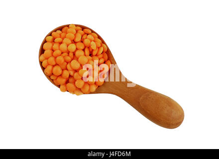 Orange Masoor Dal (Red Chief) Linsen-Objektiv in hölzerne Schaufel isoliert auf weißem Hintergrund, Nahaufnahme, erhöht, Ansicht von oben Stockfoto