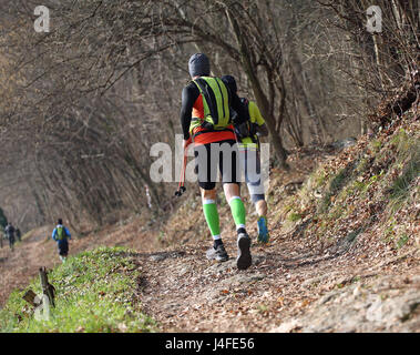 Gruppe von Athleten, die die Land-Rennen in der Bergweg Stockfoto