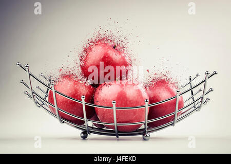 Modernen Stil Obstkorb aus Stahldraht mit roter Apfel explodierte gemacht Stockfoto