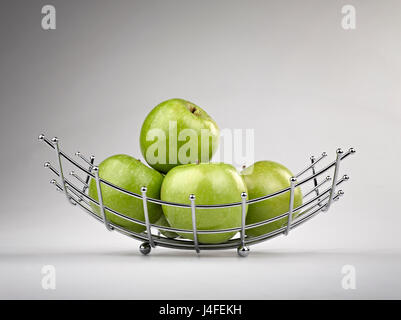 Modernen Stil Obstkorb gemacht aus Stahldraht Stockfoto