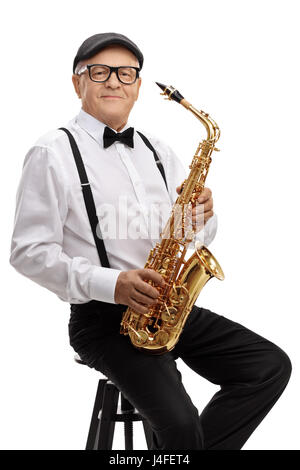 Reifen-jazz-Musiker mit einem Saxophon sitzend auf einem Stuhl isoliert auf weißem Hintergrund Stockfoto