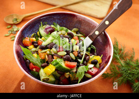 Vegane schwarzer Bohnensalat Stockfoto