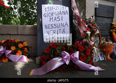 Rom, Italien. 12. Mai 2017. Gedenkfeier in Rom, wo die italienische Schüler Giorgiana Masi am 12. Mai 1977 während einer Demonstration getötet wurde. Bildnachweis: Matteo Nardone/Pacific Press/Alamy Live-Nachrichten Stockfoto