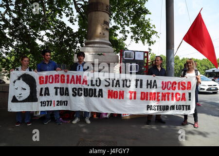 Rom, Italien. 12. Mai 2017. Gedenkfeier in Rom, wo die italienische Schüler Giorgiana Masi am 12. Mai 1977 während einer Demonstration getötet wurde. Bildnachweis: Matteo Nardone/Pacific Press/Alamy Live-Nachrichten Stockfoto