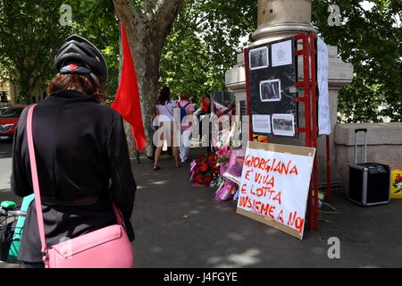 Rom, Italien. 12. Mai 2017. Gedenkfeier in Rom, wo die italienische Schüler Giorgiana Masi am 12. Mai 1977 während einer Demonstration getötet wurde. Bildnachweis: Matteo Nardone/Pacific Press/Alamy Live-Nachrichten Stockfoto