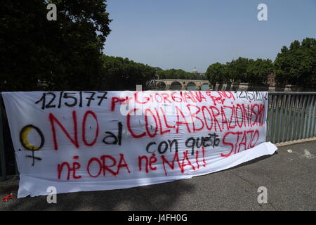 Rom, Italien. 12. Mai 2017. Gedenkfeier in Rom, wo die italienische Schüler Giorgiana Masi am 12. Mai 1977 während einer Demonstration getötet wurde. Bildnachweis: Matteo Nardone/Pacific Press/Alamy Live-Nachrichten Stockfoto