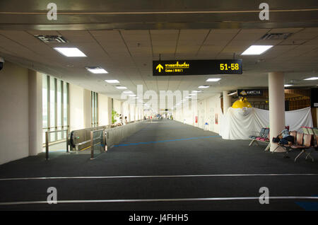 Thailändische Menschen und Fremde Reisende Flug zu warten und zu Fuß innerhalb des internationalen Flughafen Don Mueang auf 21. Februar 2017 in Bangkok, Thailand Stockfoto