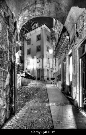 Arco de Almedina in der Abenddämmerung, Old Town, Coimbra, Portugal, Europa I Torbogen Stadttor Arco de Almedina, Altstadt, Bei Abenddämmerung, Coimbra, Beira beleuchtet Stockfoto