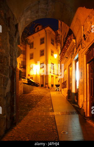 Arco de Almedina in der Abenddämmerung, Old Town, Coimbra, Portugal, Europa I Torbogen Stadttor Arco de Almedina, Altstadt, Bei Abenddämmerung, Coimbra, Beira beleuchtet Stockfoto