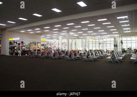 Thailändische Menschen und Fremde Reisende Flug zu warten und zu Fuß innerhalb des internationalen Flughafen Don Mueang auf 21. Februar 2017 in Bangkok, Thailand Stockfoto
