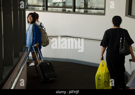 Asiatische thai Frauen und Reisende Menschen zu Fuß und ziehen Gepäck zum Flugzeug auf dem internationalen Flughafen Don Mueang am 21. Februar 2017 in Bang Stockfoto