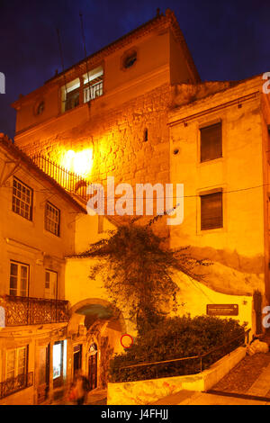 Torre de Almedina bei Dämmerung, Old Town, Coimbra, Portugal, Europa I Stadtturm Torre de Almedina, Altstadt, Bei Abenddämmerung, Coimbra, Beira Litoral, Stockfoto