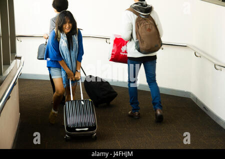 Thai-Frauen und Reisenden Menschen zu Fuß und ziehen Sie Gepäck zum Flugzeug am Don Mueang International Airport für Reise Loei am 21. Februar 2017 in Buenos Aires Stockfoto