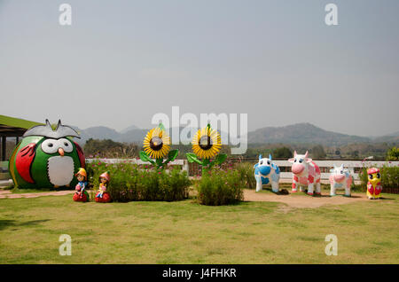 Viele Puppen im Garten für Reisende Personen im Park am Fotografieren Dekoration im Freien mit Landschaft in Chiang Khan in Loei, Thailand Stockfoto