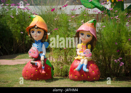 Clay Puppen Kinder Jungen und Mädchen zeigen willkommen Tag für die Dekoration im Garten im Außenbereich des Hauses Stockfoto