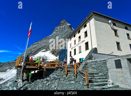 Renovierte Berghütte Hoernlihuette auf dem Höhepunkt der Matterhorn, Zermatt, Wallis, Schweiz Stockfoto