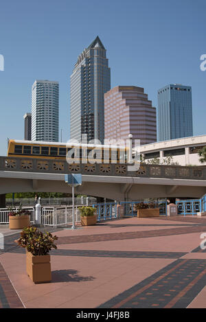 Die Hochhäuser von Downtown Tampa Florida USA und Tampa Riverwalk mit einem gelben Schulbus überfahren. Mai 2017. Stockfoto