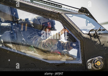 E AH-64 Apache Helikopter Pilot bereitet sich für eine Mission aus Jalalabad, Afghanistan zu verlassen Stockfoto