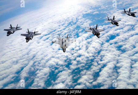 Die F-35 Lightning II fliegen in Formation bei einem Stockfoto