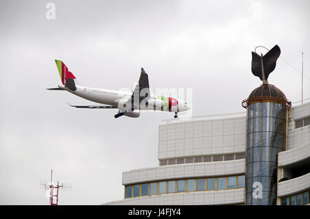 Portugal, TAP, Airbus 330-200, kommen am Flughafen Aeroporto Internacional de Lisboa Lissabon landen in der Luft. Stockfoto