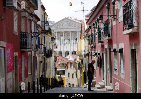 Blick nach unten Travessa Arochela in Richtung der Palacio de Sao Bento, Lissabon, Portugal Stockfoto