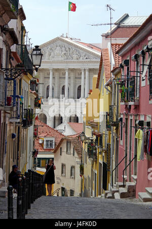 Blick nach unten Travessa Arochela in Richtung der Palacio de Sao Bento, Lissabon, Portugal Stockfoto