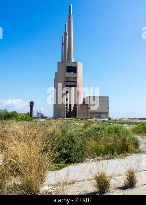 Die drei Schornsteine des verlassenen Heizkraftwerk in Sant Adria de Besos, Barcelona, Spanien Stockfoto