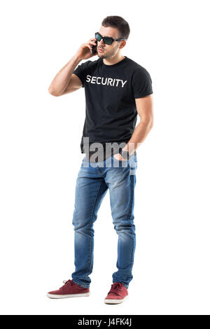 Frustrierte junge undercover-Polizisten telefonieren mit dem Handy. Ganzkörper-Länge-Porträt isoliert auf weißem Studio-Hintergrund. Stockfoto