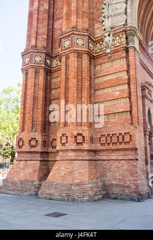 Dekorative rote Mauerwerk einer der Pfeiler des Arc de Triomf, Barcelona, Spanien. Stockfoto