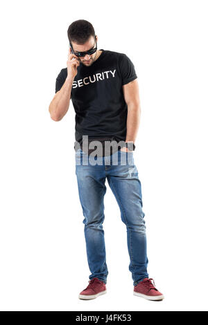 Ernst verärgert Zivil Polizisten sprechen über das Telefon nach unten. Ganzkörper-Länge-Porträt isoliert auf weißem Studio-Hintergrund. Stockfoto