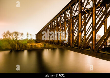 Alten Werksbahn eiserne Eisenbahnbrücke in der Nacht Stockfoto