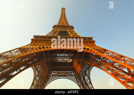 Der Eiffelturm in Paris am Abend Stockfoto